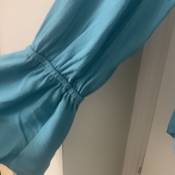 Aqua crepe fabric NWT Francesca’s cross over blouse bell sleeve Medium - Picture 5 of 11